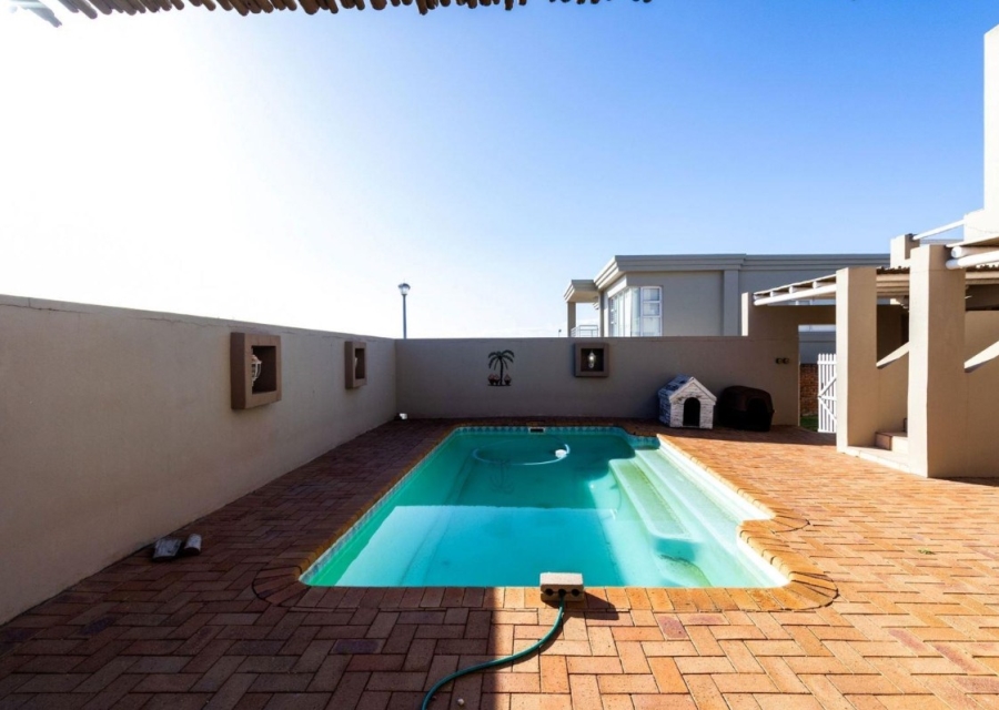 8 Bedroom Property for Sale in Middedorp Western Cape